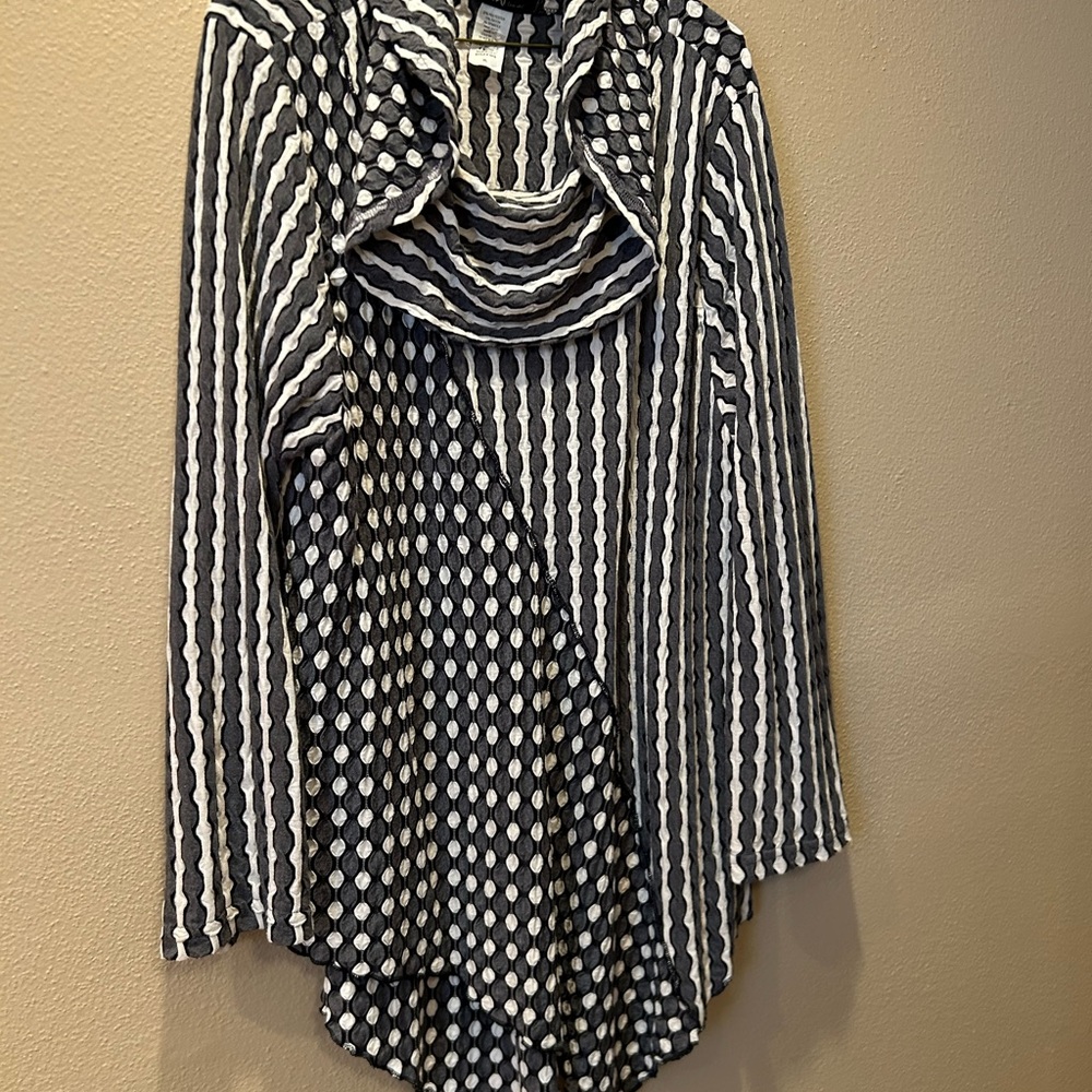 Yushi Black and White Patterned Top